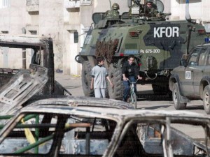 KOSOVO-CRISIS-KFOR-SOLDIERS-PRISTINA-NEIGHBOURHOOD-BURNED-HOUSES-CARS